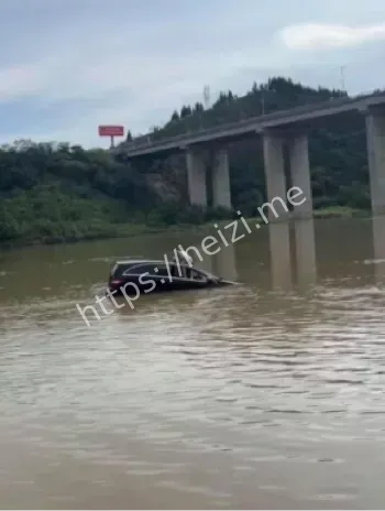 四川奔驰坠江事件
